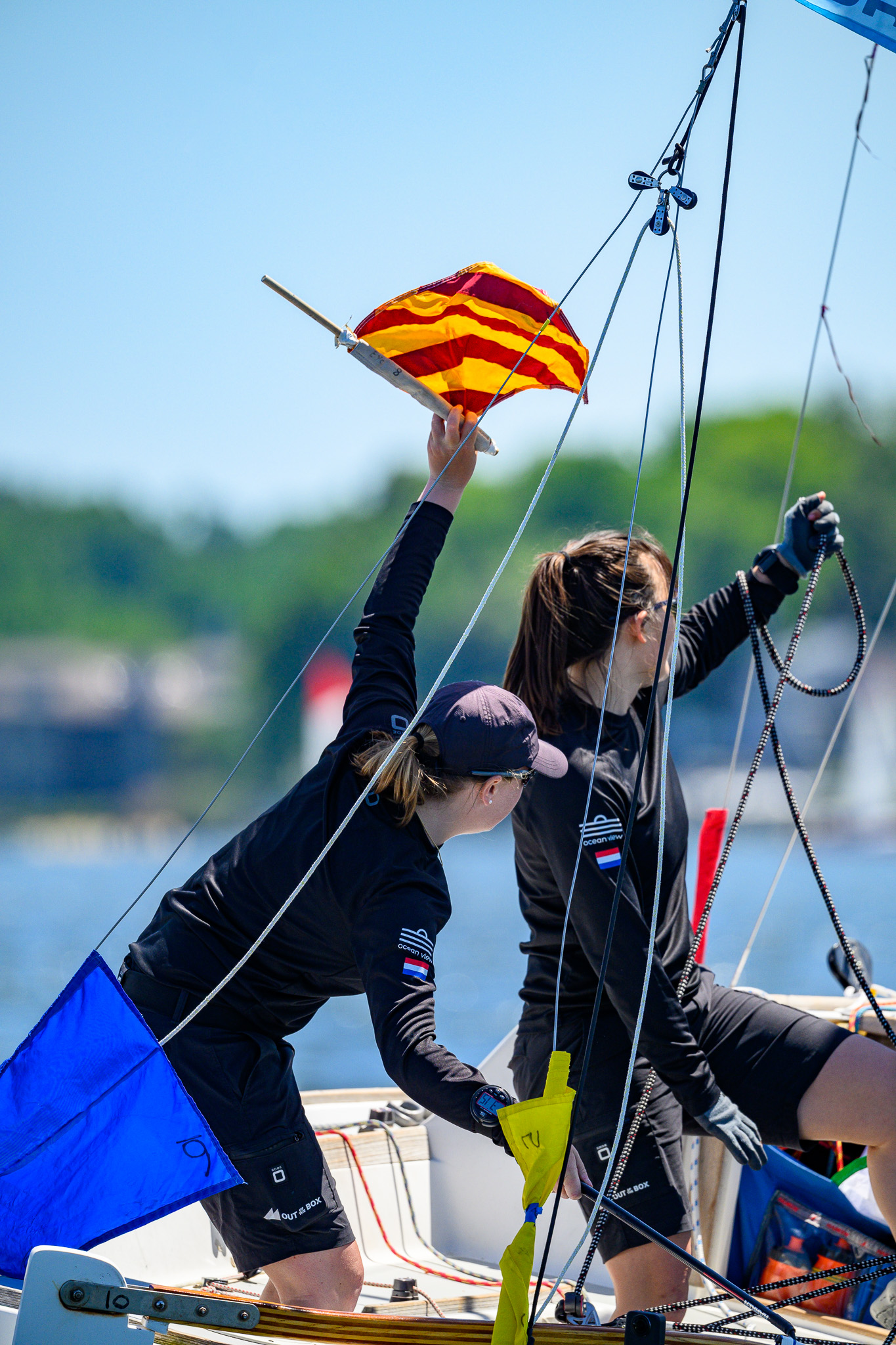 Crew member signaling during a pre-start